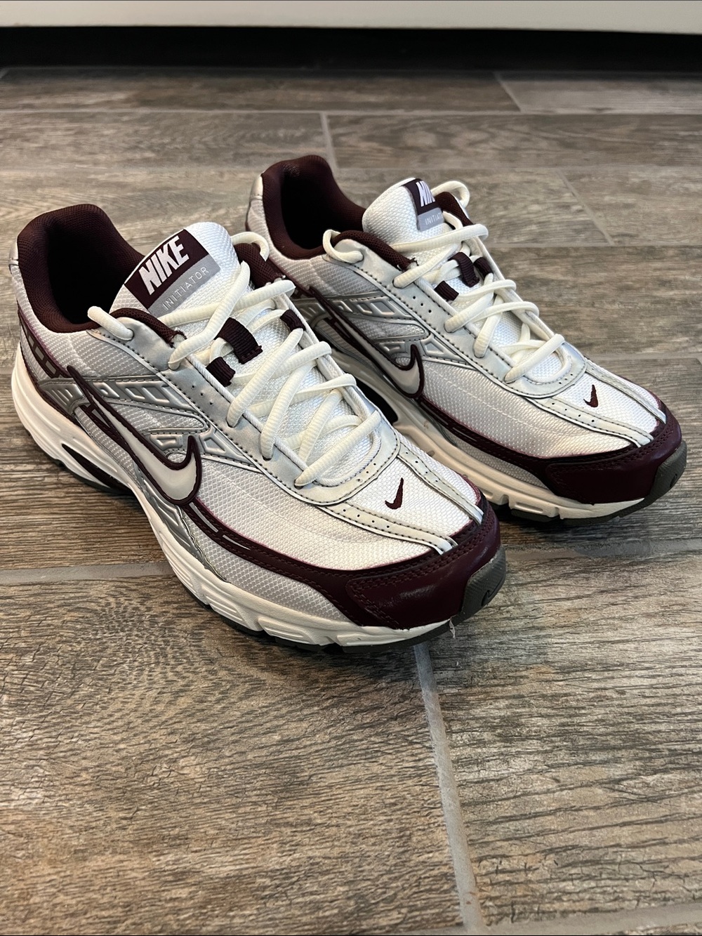 Nike Initiator white burgundy maroon women’s 10